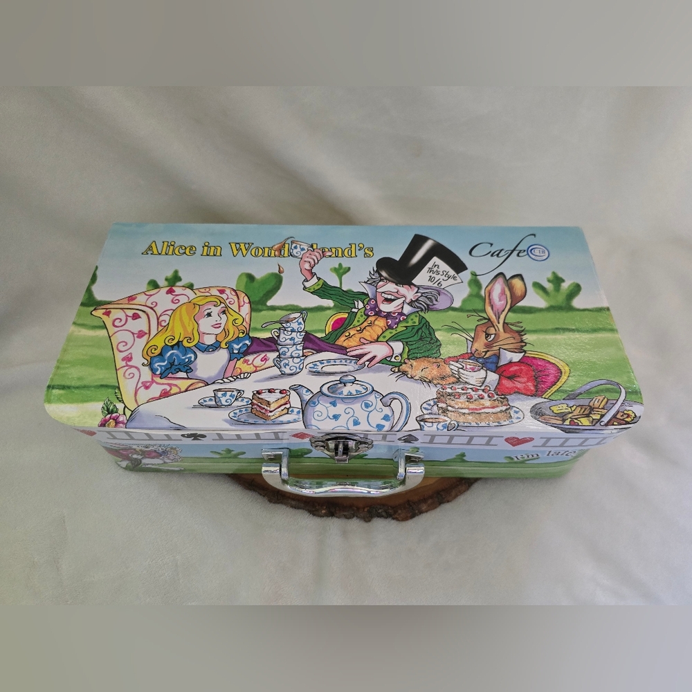 Alice in Wonderland Tin With 2 Mugs And 2 Spoons